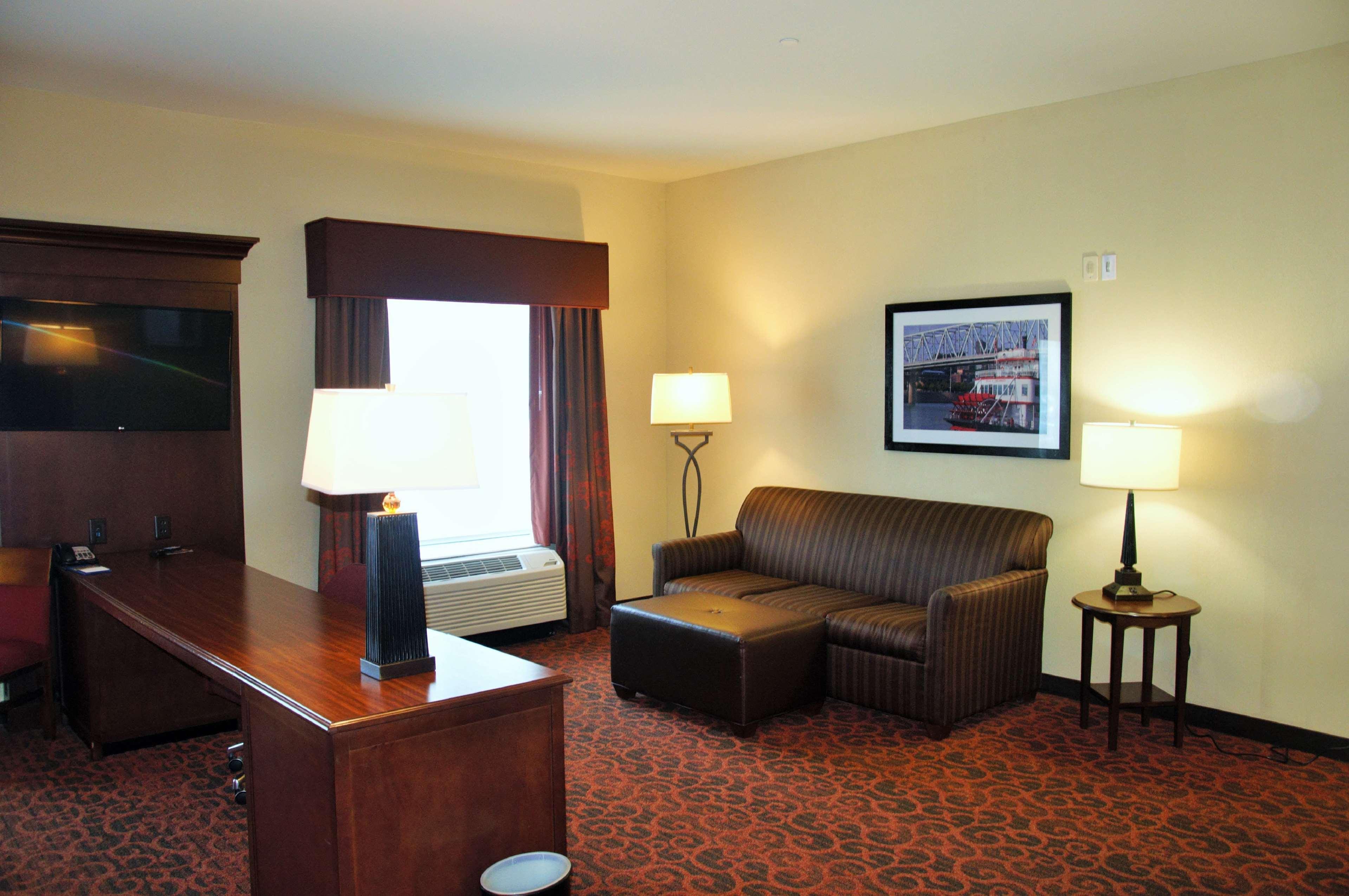 Hampton Inn & Suites Cincinnati / Uptown - University Area Exterior photo